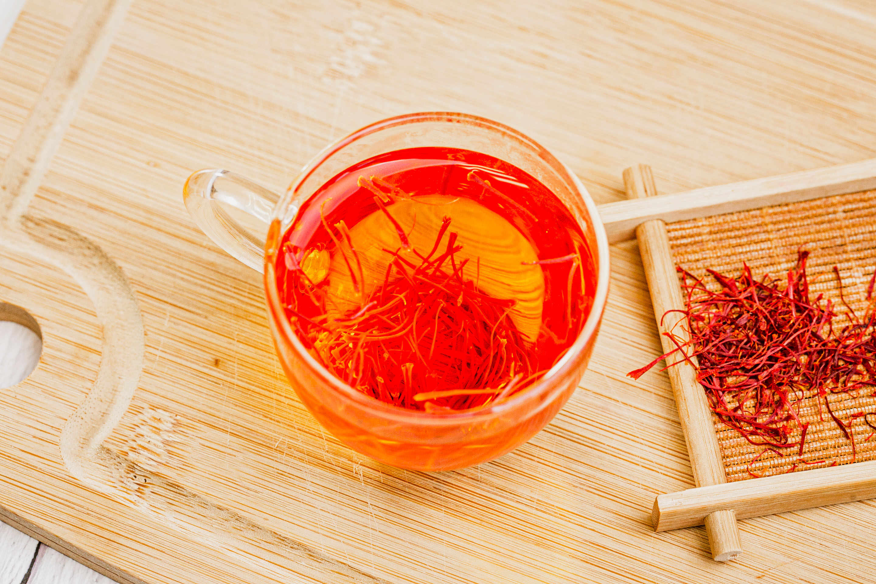 藏红花泡水喝的功效与作用及禁忌 藏红花泡水喝