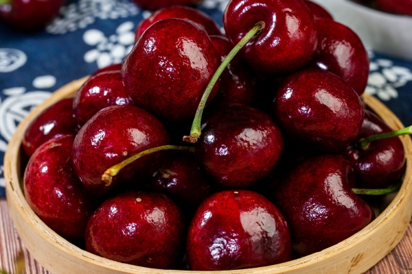 车厘子一天吃多少合适 冬天适合吃什么水果