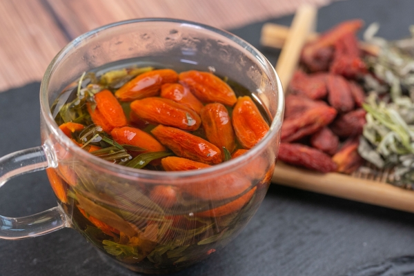 折耳根晒干泡水喝的功效 冬天喝什么泡水养生好