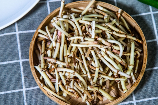 折耳根煮水喝的功效与作用 折耳根和什么一起泡水喝好