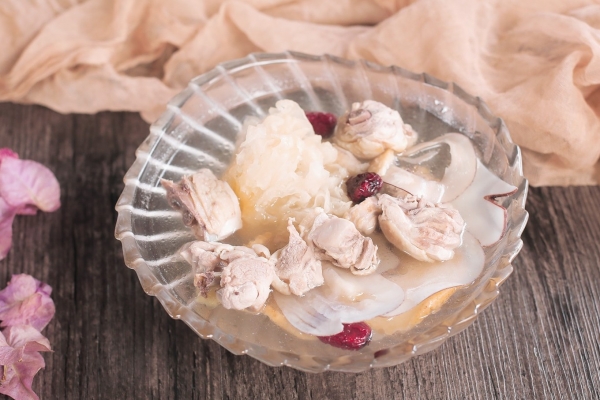 月子鸡汤怎么炖营养又滋补 坐月子适合吃哪些水果