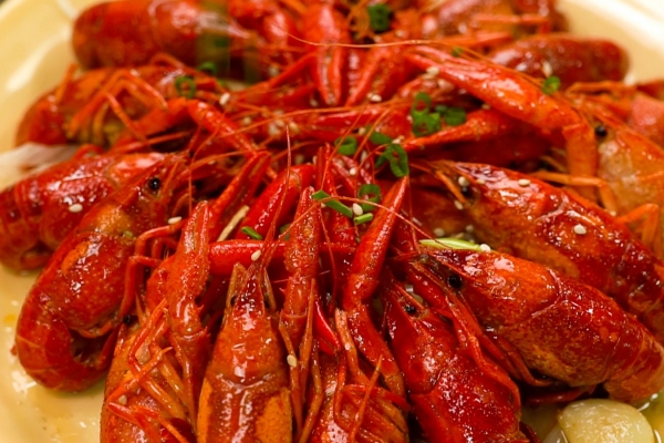 痛风可以吃小龙虾吗？ 小龙虾怎么吃剥皮