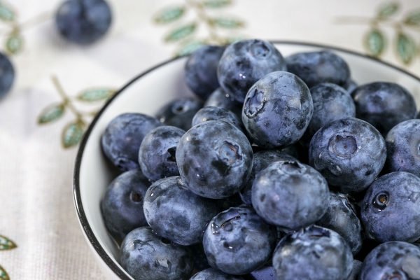 蓝莓泡酒保质期一般多久 蓝莓的常见食用方法