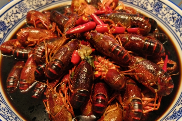 哺乳期能吃麻辣小龙虾吗？ 哺乳期适合喝什么汤