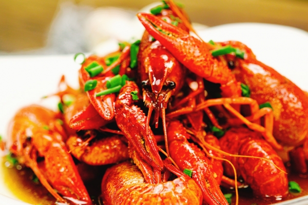 小龙虾头部的黄色部分能吃吗？ 小龙虾的季节是几月份到几月份