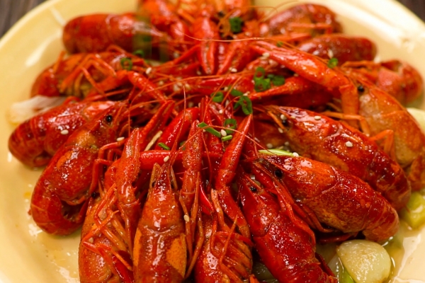 小龙虾腹部的黑线是什么 小龙虾的品种有哪些