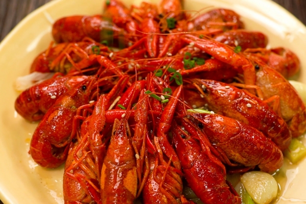 西瓜吃了能吃小龙虾吗？ 小龙虾不适合跟什么一起吃