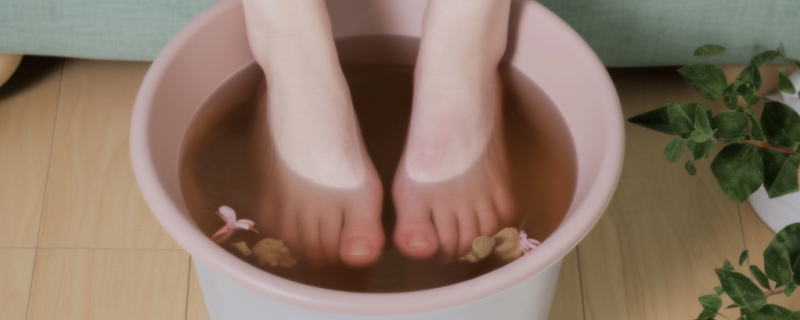 白醋加生姜泡脚可以祛湿吗？ 泡脚的作用和注意事项