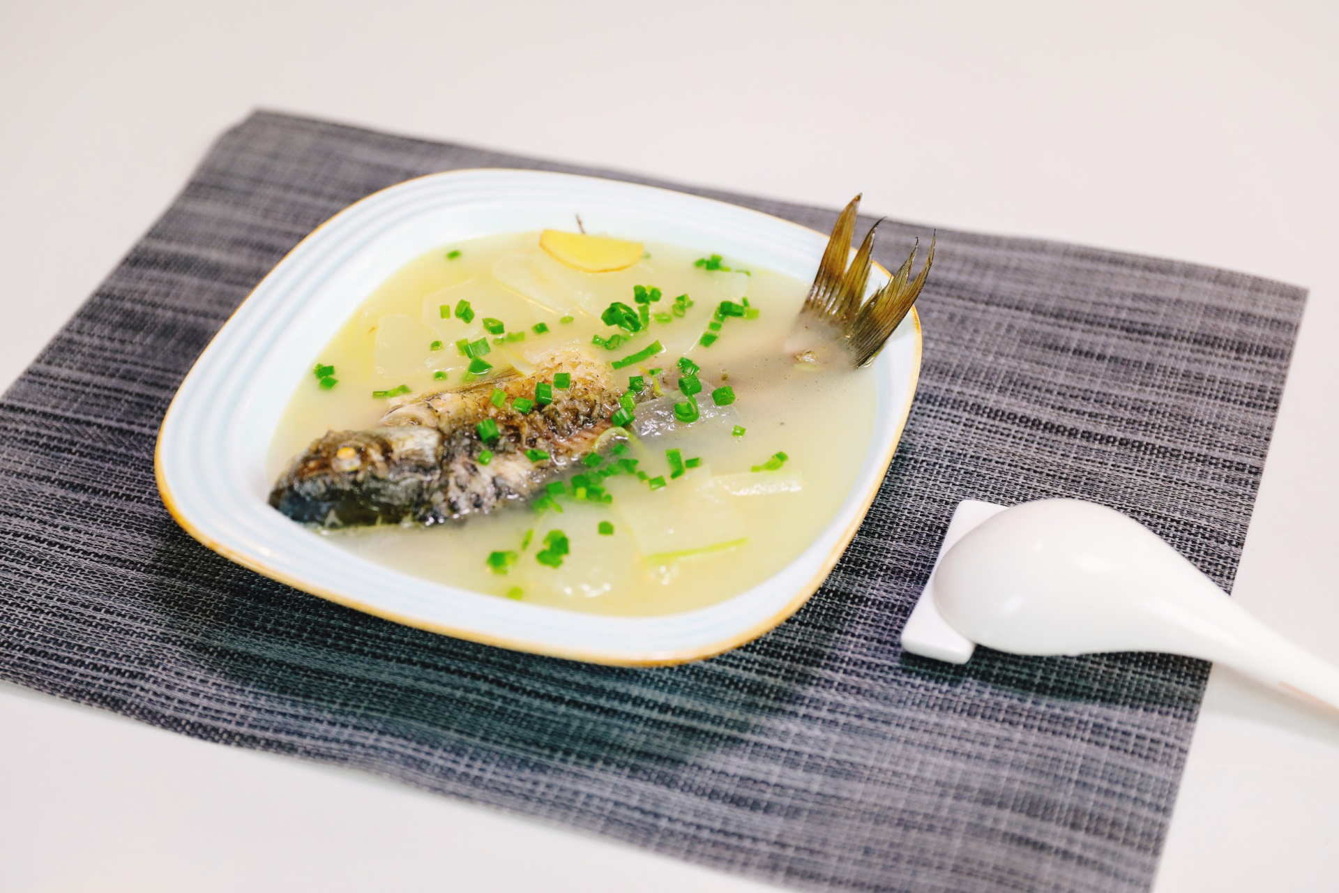 鲫鱼搭配什么食材煲汤祛湿 鲫鱼汤的详细做法