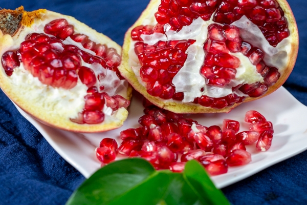 吃石榴有什么好处和功效 吃石榴的注意事项