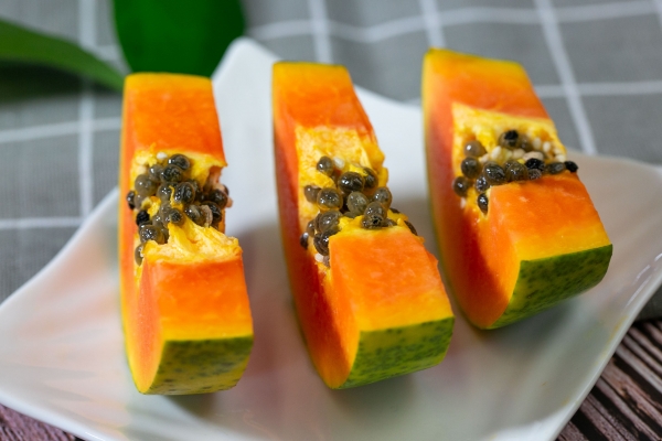 红葡萄酒泡木瓜的功效与作用 哪些人群不适合红葡萄酒泡木瓜