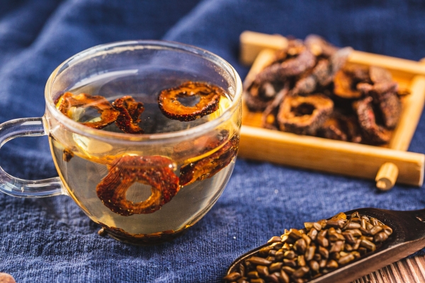 山楂干泡水喝有什么功效和作用 山楂干泡水喝的注意事项