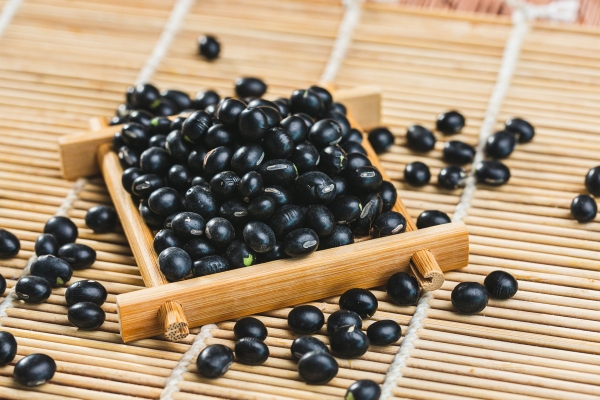 吃黑豆对人体有什么好处 吃黑豆需要注意什么