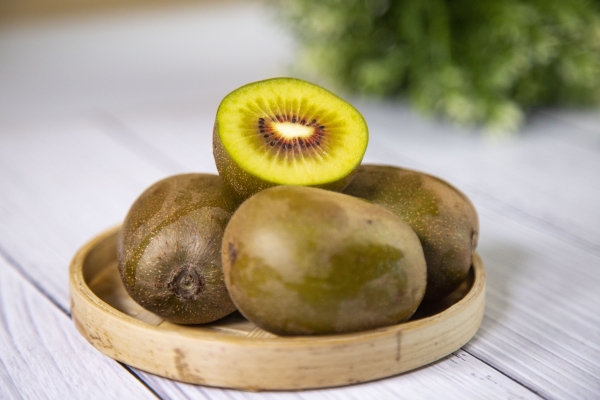 红心猕猴桃是热性还是凉性 红心猕猴桃吃多了会上火吗？