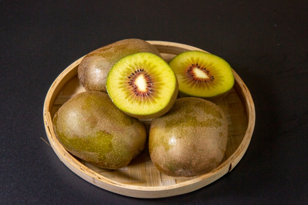 红心猕猴桃是热性还是凉性 红心猕猴桃吃多了会上火吗？