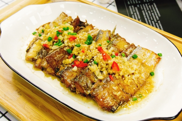 带鱼的鱼鳞要刮掉吗？ 带鱼是无鳞鱼吗？还是有鳞