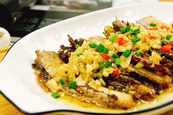 带鱼的鱼鳞要刮掉吗？ 带鱼是无鳞鱼吗？还是有鳞