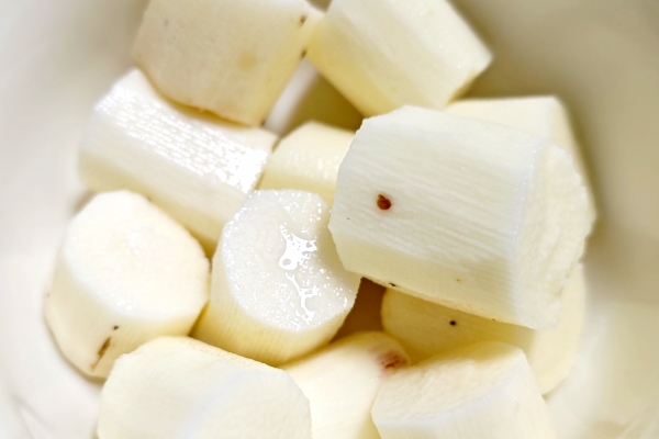 木薯怎么煮才没有毒 白木薯可以直接煮熟吃吗？