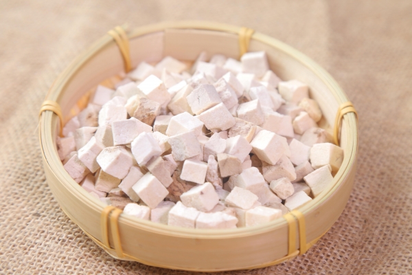 茯苓泡水喝的功效与作用 茯苓四种人不能吃