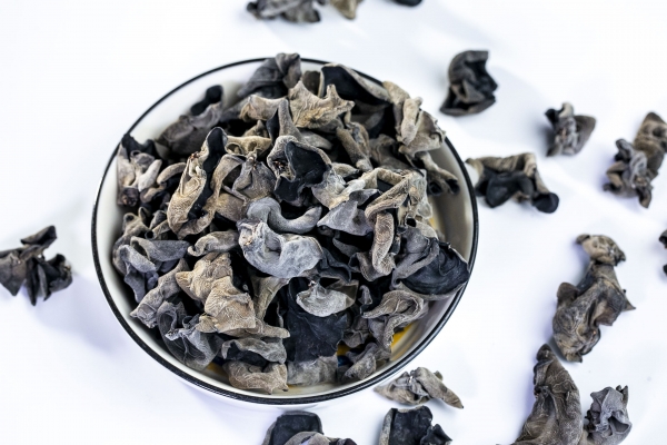 黑木耳泡了一天一夜还能吃吗？ 黑木耳泡多久有毒