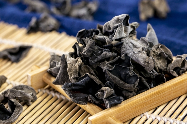 黑木耳泡发后放冰箱第二天能吃吗？ 怎么判断黑木耳是否变质