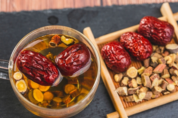 干红枣助湿还是祛湿 红枣泡水喝会加重湿气吗？