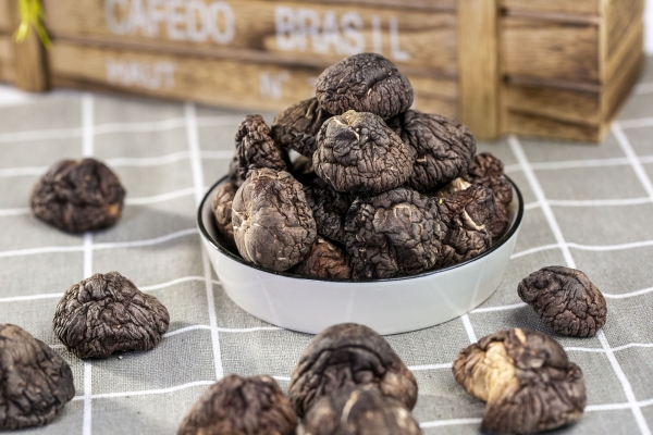 干香菇发霉了洗了还能吃吗？ 干香菇发霉晒一下还可以吃吗？