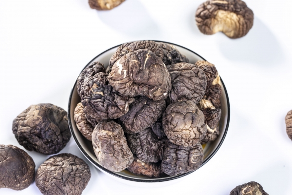 干香菇发霉了洗了还能吃吗？ 干香菇发霉晒一下还可以吃吗？