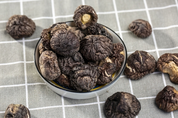 干香菇可以泡一晚上吗？ 泡发干香菇需要注意什么