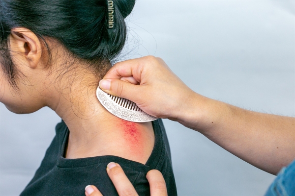 湿气重拔罐还是刮痧好 刮痧怎么看出湿气重