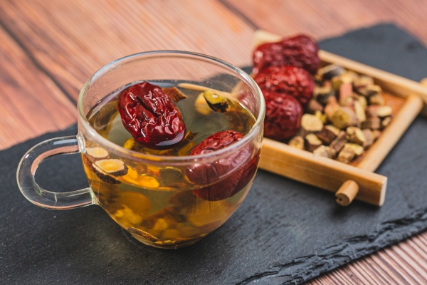 肝火旺能吃红枣吗？ 肝火旺脾胃虚先治哪个